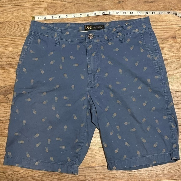 Lee pineapple blue‎ shorts mens  size 32  vacation wear cruise wear Hawaiian - Picture 1 of 6